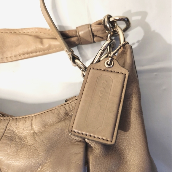 🩶Cute🩶 Coach🩶 leather crossbody bag - Picture 2 of 16